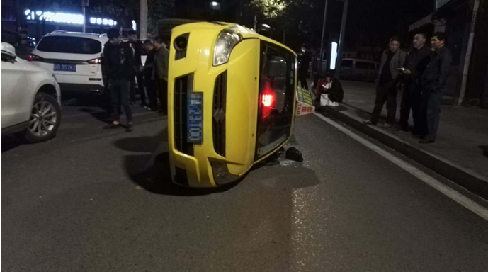 “的姐”眼睛一闭一睁 出租车翻了