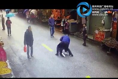 民警买菜偶遇扒手行窃 一个“拌腿摔”将其制服