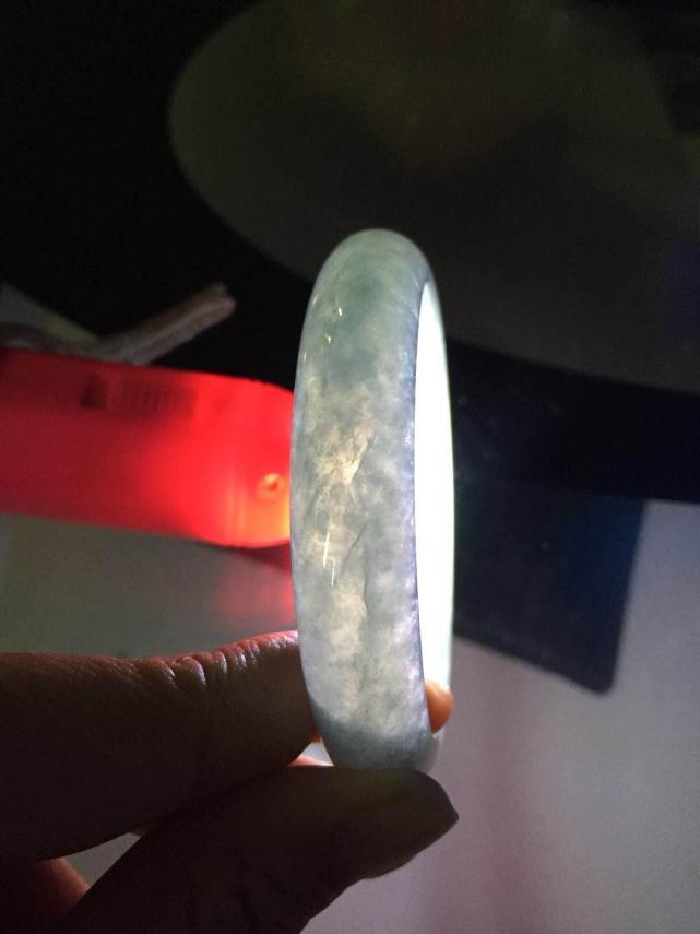 女子参加越南游  花3.7万买到裂痕手镯