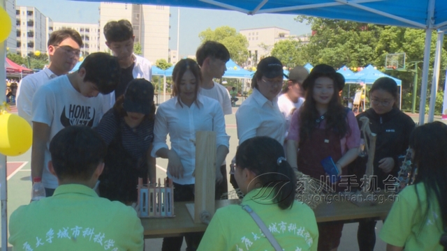 重大城科院大学生义卖手工艺品  创意太抢眼