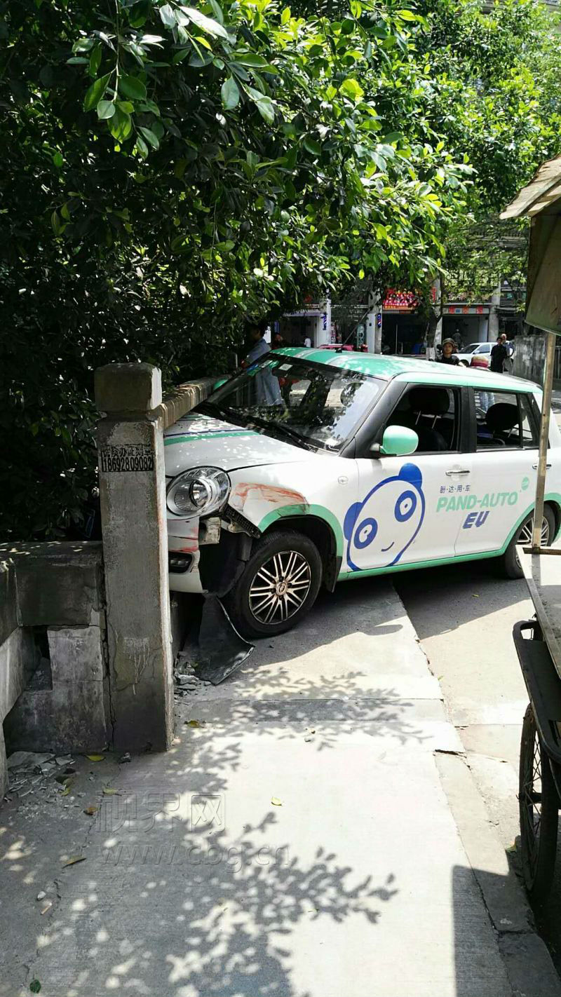 油门当刹车 共享汽车撞断桥梁护栏