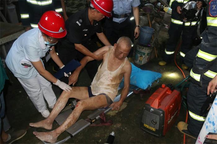 老人脚被压在坍塌的石膏板下 无法动弹
