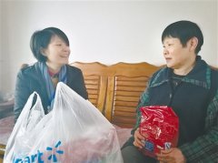 群团改革文化惠民 渝铁社区走访困难家庭