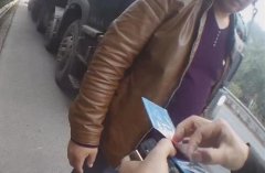 为逃处罚欲行贿，货车司机行驶证内夹钞票