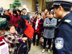 三峡广场两女子为“假钱”吵得凶 拿去一验竟是真钱