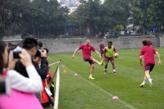 当代力帆球迷开放日与近百名幸运球迷近距离“接触”