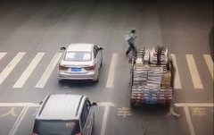 南川一行人闯红灯过马路酿车祸