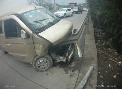 “酒司机”开车爆胎撞护栏 报警求助自投罗网