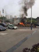 面包车突然自燃 车里还坐着4个人