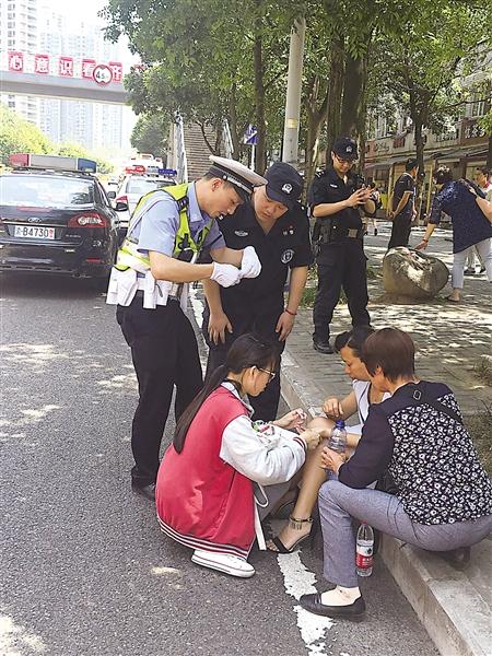 想陪女儿走完高考全程 母亲中暑也不愿意离开