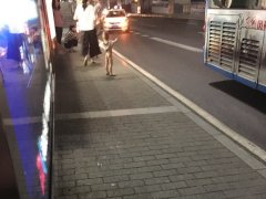 男童光屁股随陌生人上公交 妈妈竟低头玩手机全然不知