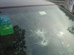 小车停自家门口被砸 监控中竟看到了熟悉的身影