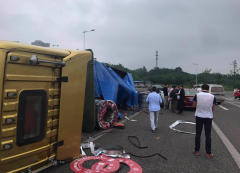 挂车侧翻砸中过路轿车 现场一片狼藉