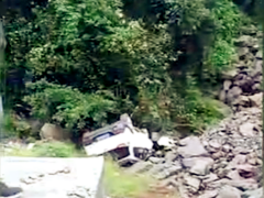 私家车冲断两层隔离防护栏轮胎弹飞 坠入乱石