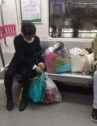 女子未让座 还把衣服蔬菜通通放座位上
