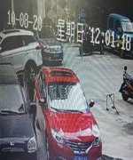 女司机爱车被撞凹成花脸 调取监控寻真凶