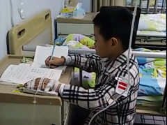 萌娃边输液边写作业 哭求护士：别扎右手影响写字