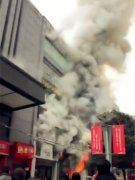 重庆一步行街突发火情 火焰猛烈黑烟冲天