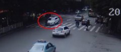 男子斑马线上闯红灯  被车撞飞
