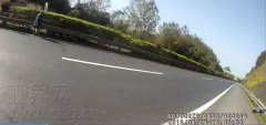 八旬老人步行高速 急坏家人吓坏执法人员