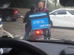 男子车流中揪住外卖小哥还动手