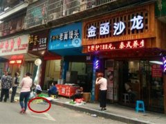 拖把从天而降    幸好没砸到人