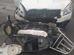 十字路口两车相撞   摩托车零件脱落