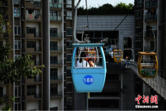 重庆又添新晋“网红”：索道“穿楼而过”吸引游客打卡
