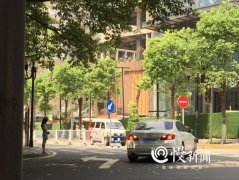 解放碑有段路行车靠左不靠右 不少司机走错道