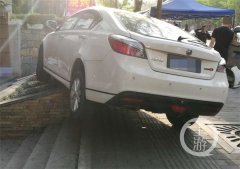 刹车踩成油门爱车飞上花台  都是脚垫惹的祸