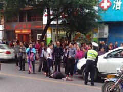 老太被撞倒在地  现场有只带血的绣花鞋