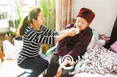 八旬大爷医院丢失8000元 残疾清洁工捡到归还