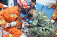 男童看病左脚被座椅“咬住”  遇到这款座椅家长得留意