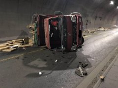 货车失控   侧翻隧道内