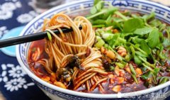 焦麻了！重庆小面在外地竟变成这样
