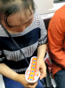 女子早高峰在车厢内缝鞋垫  乘客很担忧