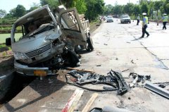 SUV驾驶员中午犯困 撞飞对向车道一小货车