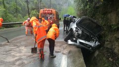 路面油污   皮卡车“踩上”后滑沟里