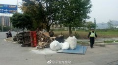 三轮车“转小弯”突然侧翻  货物洒落一地