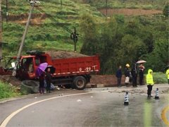 货车与教练车弯道处相撞 双双飞出车道现场狼藉