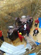 私家车冲破钢棚掉进深坑 满身泥泞起不来