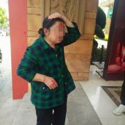 女子一头撞上路边广告牌  伤口触目惊心