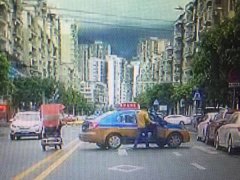 太危险！出租车竟然横在路中间上客