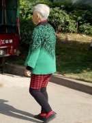 重庆街头现“最潮”老太 穿着很有范儿