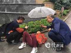 老人摔倒骨折 他撑伞挡雨10分钟等来120