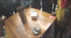 熊孩子楼顶玩“投弹” 鸡蛋大的水泥块往楼下扔