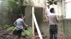 居委会小区搭建公共厕所 有人欢喜有人喊臭