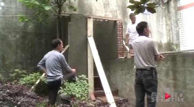 居委会小区搭建公共厕所 有人欢喜有人喊臭