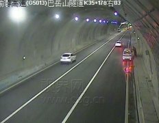 面包车隧道内故障 这波操作很危险