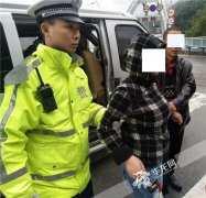 女子翻桥欲轻生 民警狂奔救人